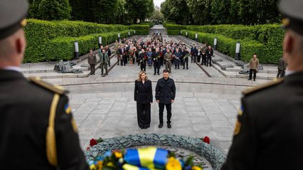 Зеленський і перша леді поклали квіти до Вічного вогню у Києві