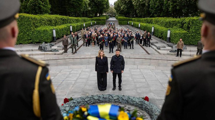 Зеленські поклали квіти до Вічного вогню у Києві