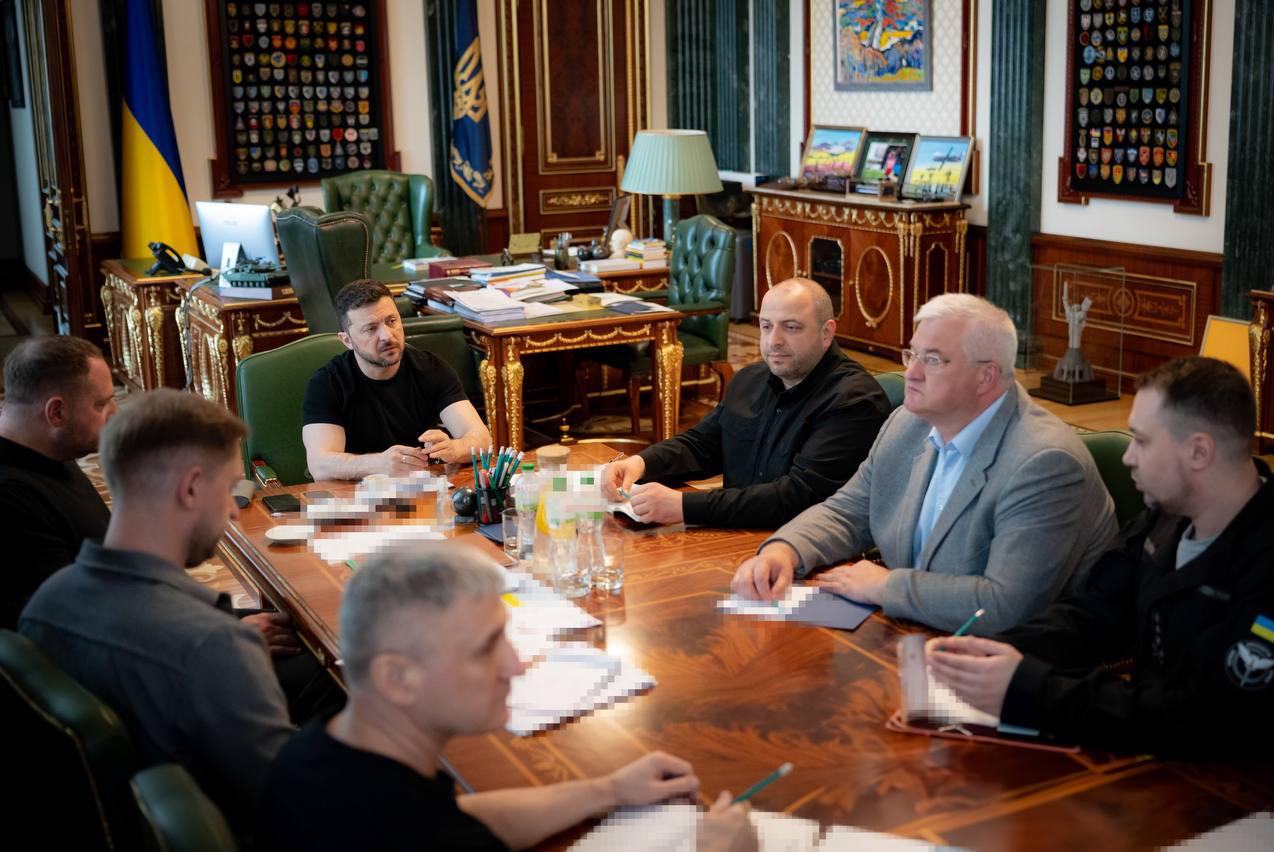 Президент України Володимир Зеленський обговорив з главами МЗС та Міноборони майбутні переговори з росіянами у Стамбулі. Глава держави повідомив, що визначив позиції української делегації з питань, які обговорюватимуться з кремлівським режимом.