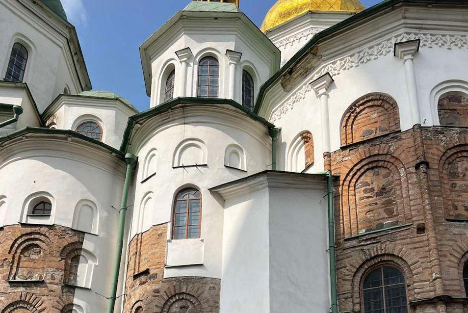У ніч проти 10 червня російські війська завдали масованого удару по території України, внаслідок чого було пошкоджено об'єкти культурної спадщини — Софійський собор у Києві та Одеську кіностудію