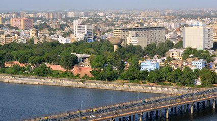 В Індії розбився пасажирський літак просто біля аеропорту — відео