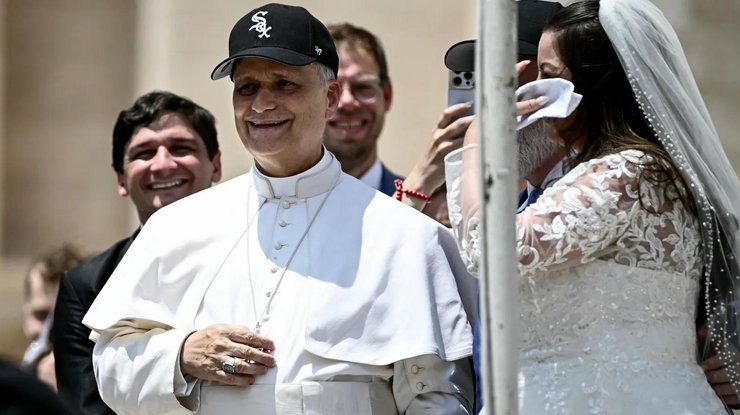 Папа Римський Лео XIV у капелюсі Chicago White Sox