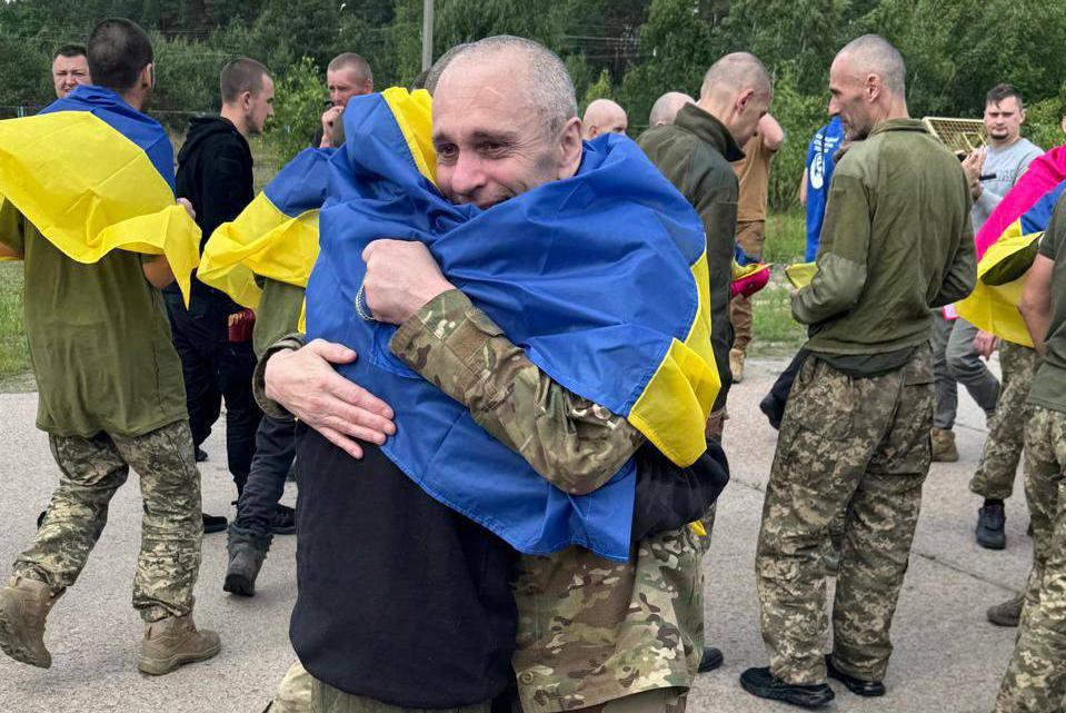 У суботу, 14 червня, відбувся черговий обмін полоненими між Україною та росією. Це вже четвертий обмін за останній тиждень, повідомив президент України Володимир Зеленський у своєму Telegram-каналі.
