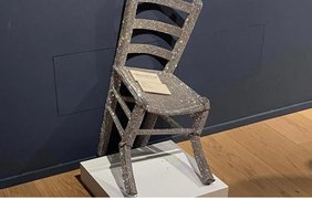 Турист зламав у музеї "Стілець Ван Гога" з кристалів Swarovski