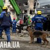 У Києві з-під завалів дістали двох живих людей, працюють собаки з кінологами 
