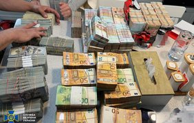 ДБР та СБУ викрили чиновників, які привласнили 64 мільйона на закупівлі техніки для війська