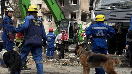 У Києві з-під завалів дістали двох живих людей, працюють собаки з кінологами 