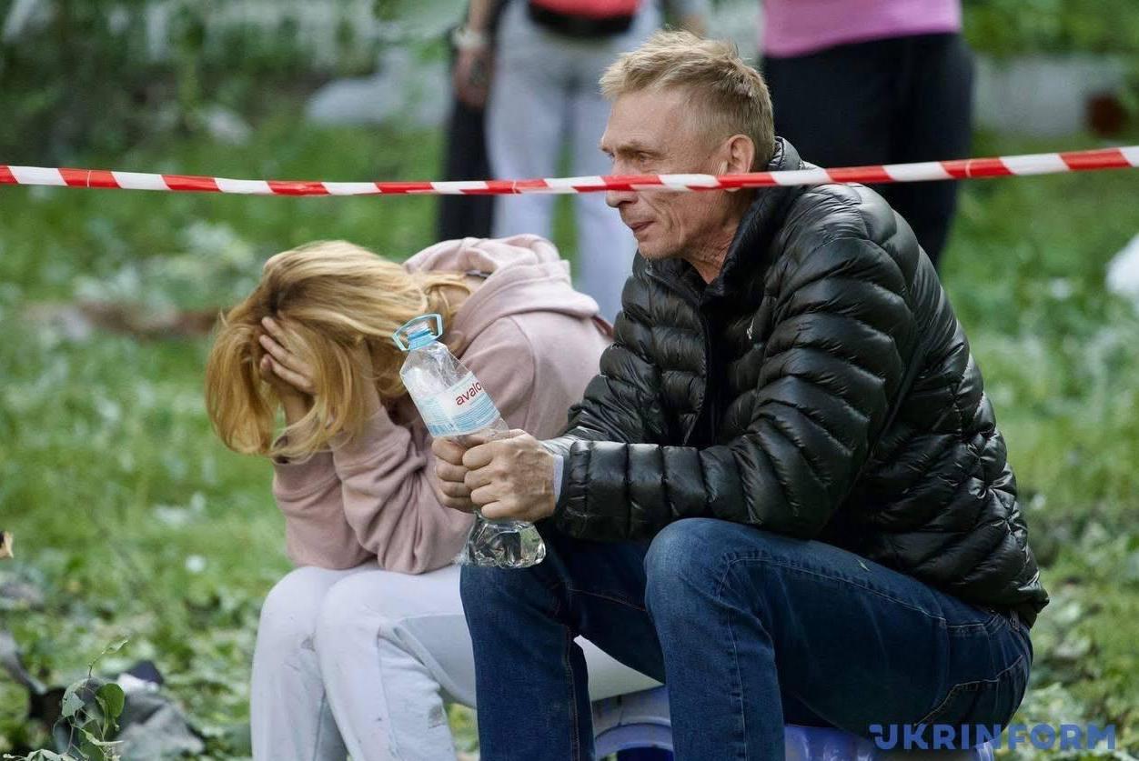 Рятувальники дістали з-під завалів дев’ятиповерхового будинку в Солом’янському районі тіло 31-річного чоловіка, якого цілий день намагалися дочекатися його батьки