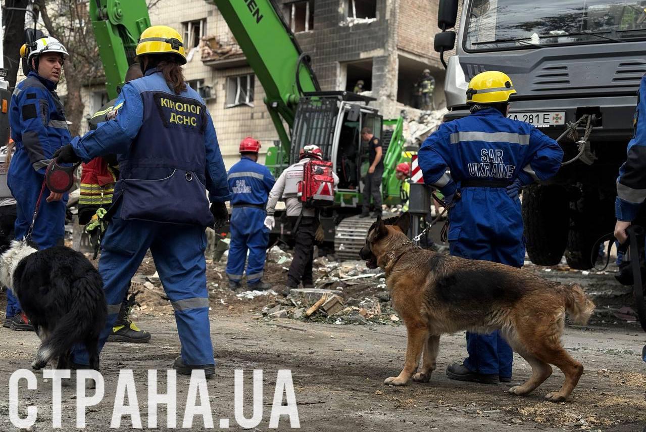 У Солом’янському районі Києва, де через влучання ракети у 9-поверхівку обвалився під’їзд, з-під завалів дістатли двох живих людей. Н місці працюють одразу шість кінологічних розрахунків. Про це в ефірі телемарафону "Єдині новини" розповів голова ДСНС України Андрій Даник.