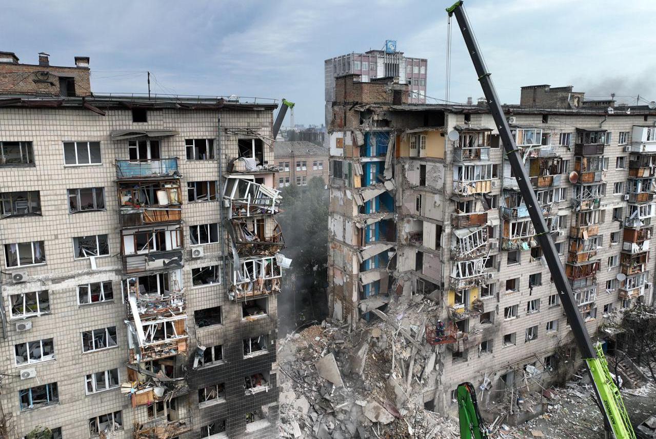 У ніч на 17 червня росія атакувала Україну 472 безпілотниками та ракетами, з яких Сили оборони знешкодили 428. Зокрема рашисти запустили 37 ракет різного типу, з яких 26 знищила протиповітряна оборона. Основним напрямом удару був Київ. 