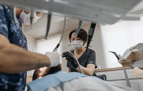 Сім'я з Чехії лікувала пацієнтам зуби на основі інструкцій з інтернету