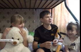 З окупації – в новий дім: багатодітна родина знайшла спокій на Хмельниччині