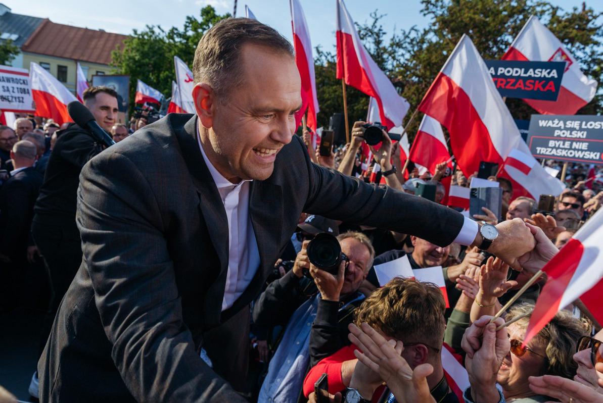 2 червня кандидат від опозиційної партії "Право та справедливість" Кароль Навроцький переміг у другому турі виборів президента Польщі. "Подробиці" дізнавалися, чим відомий політик і як його обрання вплине на відносини з Україною.