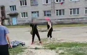 На Харківщині 42-річна жінка побила двох школярів