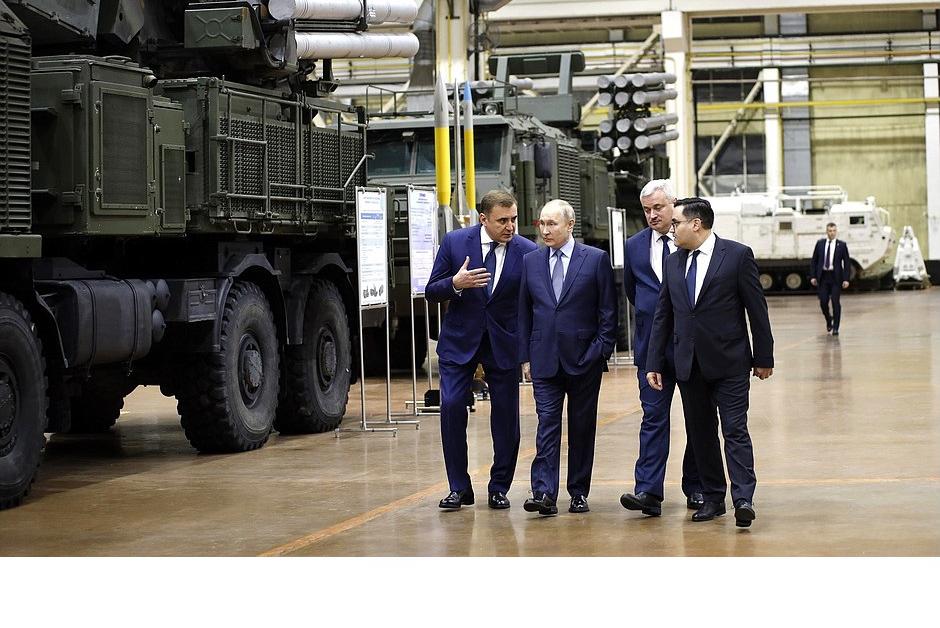 Сили оборони України двічі атакували безпілотниками оборонний завод у Тулі за три дні. Підприємство зупинило роботу. Про це повідомляє опозиційне видання ASTRA. 