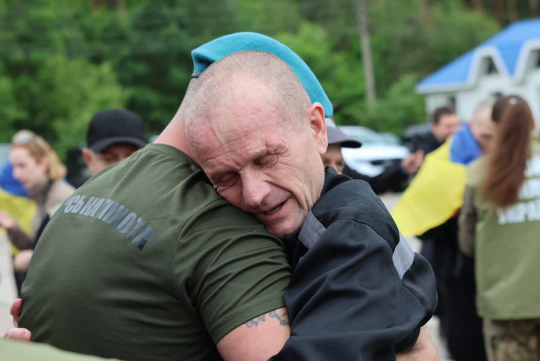 З російського полону повернули ще одну групу украхнских захисників. Про це повдіомив президент Володимир Зеленський.