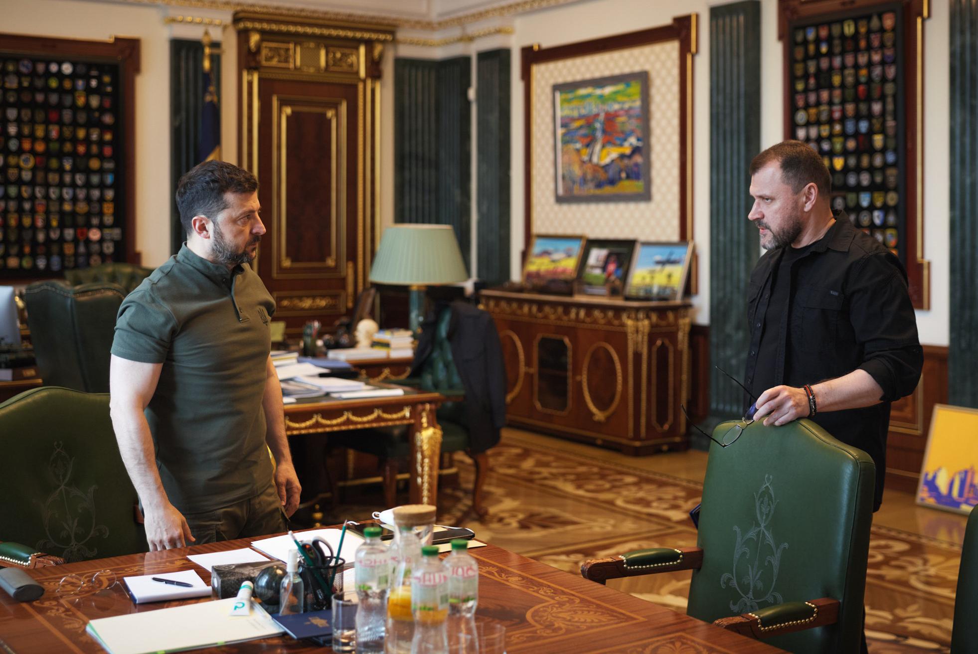Президент України Володимир Зеленський прокоментував ситуацію навколо зборів коштів для львів’янина Назарія Гусакова, який страждає на спінальну м’язову атрофію (СМА) і якого публічно звинуватили у можливому привласненні благодійних пожертв