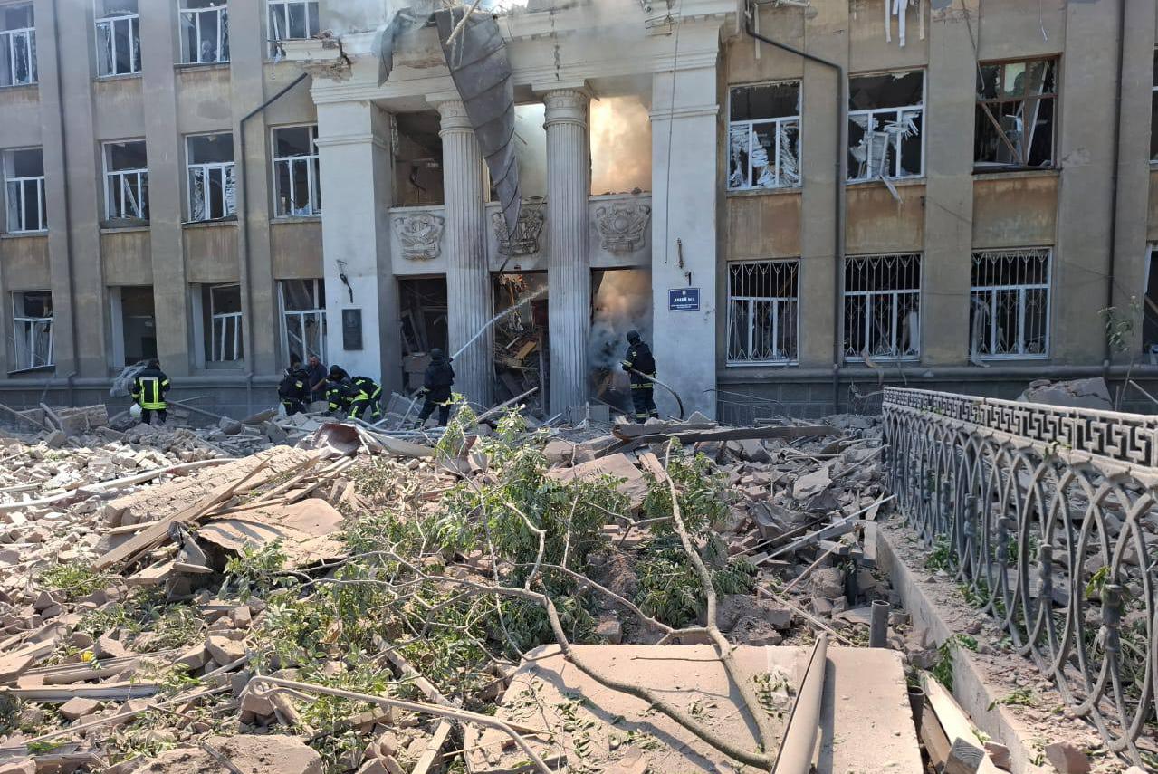 Вдень 23 червня російська окупаційна армія атакувала місто Білгород-Дністровський балістикою. Зруйнований навчальний заклад, під завалами ліцею можуть бути люди.