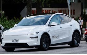 Tesla запустила безпілотні таксі