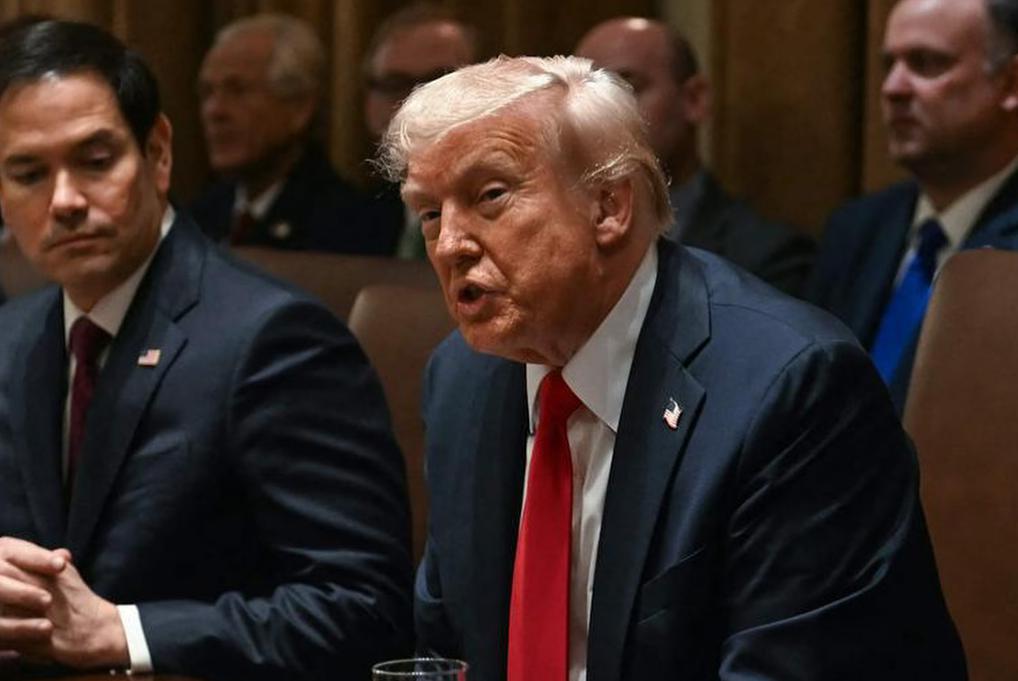 Президент США Дональд Трамп різко розкритикував Ізраїль за порушення перемир’я з Іраном. Трамп попередив про "серйозні наслідки" і заявив, що "йому доведеться заспокоїти"