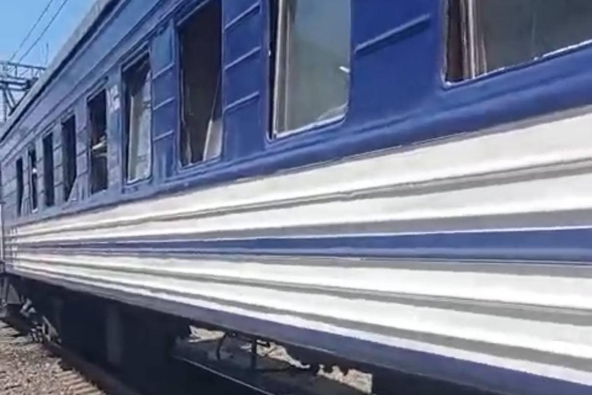 Під ракетний удар потрапив поїзд до Одеси, повідомляють місцеві паблики. Його зачепило вибуховою хвилею. Постраждали пасажири, їм надають допомогу прямо на вокзалі.