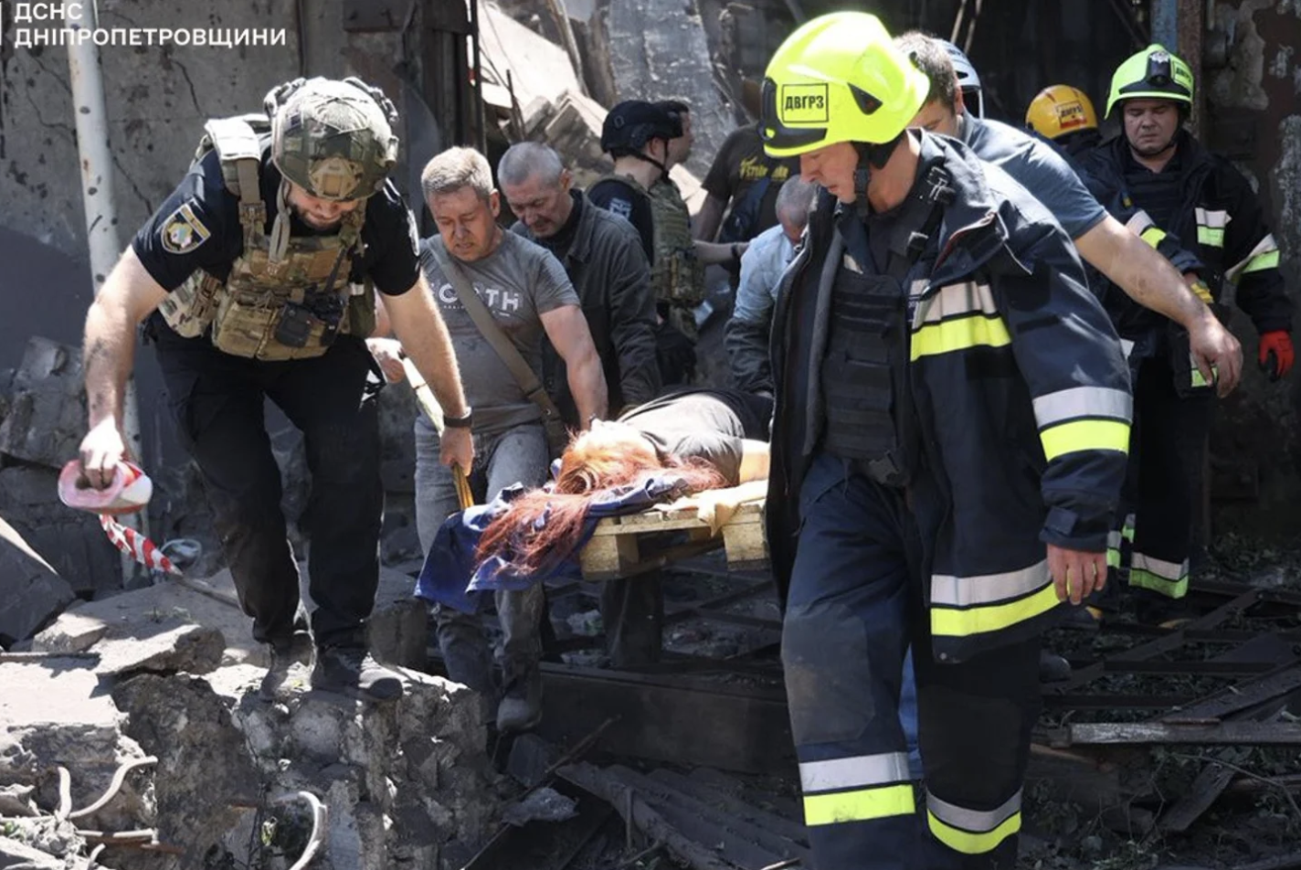 Унаслідок російського ракетного удару по Дніпру 24 червня кількість постраждалих зросла до 304 осіб, понад 100 із них досі перебувають у лікарнях