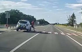 Поліція збила підлітка на переході й поїхала далі? - відео