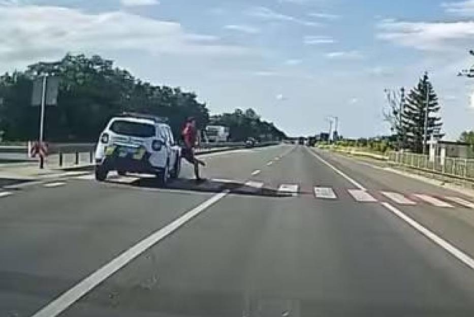 На Львівщині службовий автомобіль патрульної поліції збив неповнолітнього пішохода просто на трасі Київ - Чоп.