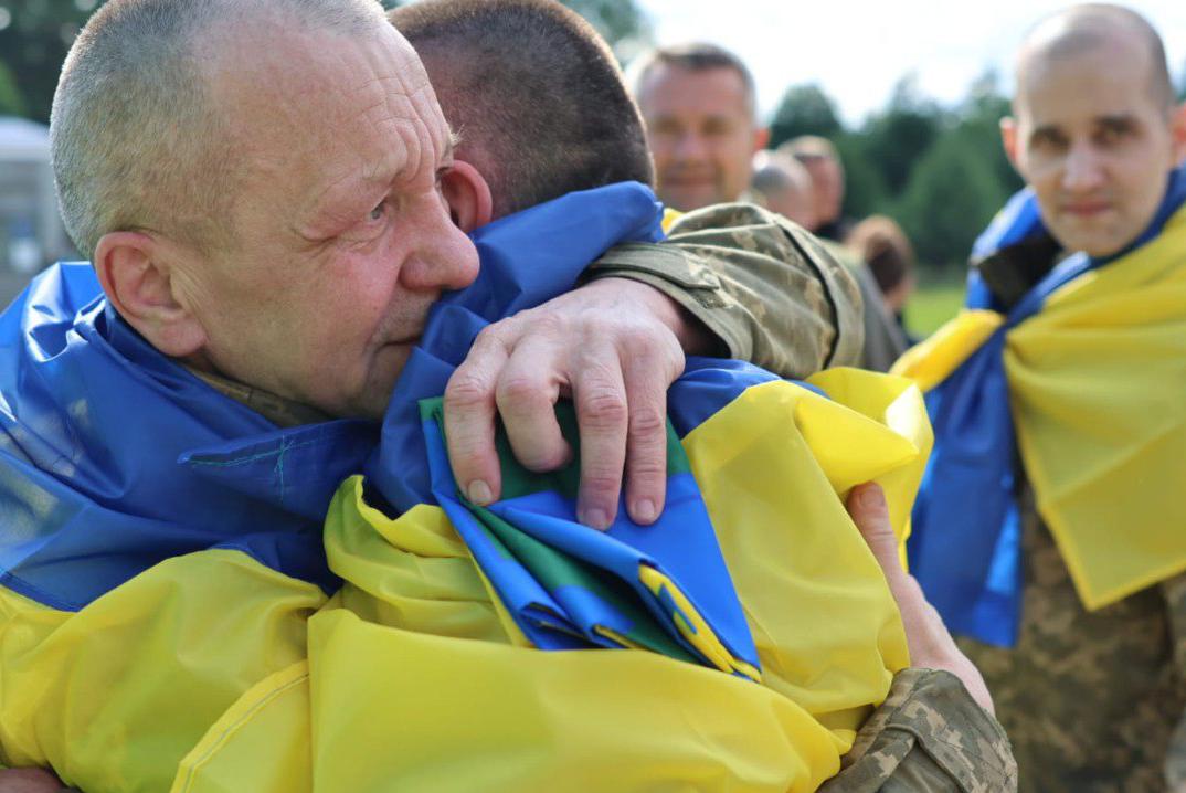 З російського полону сьогодні  повертаються українські захисники віком до 25 років, а також тяжкохворі та важкопоранені. Наймолодшому зі звільнених сьогодні - 24 роки. Більшість визволених провели в неволі понад три роки, серед них - нацгвардійці, які охороняли ЧАЕС, а також оборонці Маріуполя. 