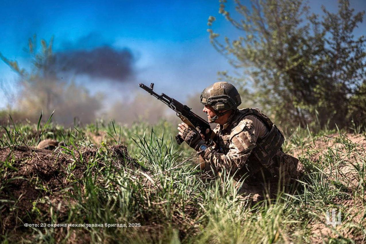 На південному заході Донецької області хитається оборона Збройних Сил України, повідомляє український аналітичний паблік Deep State.Значне просування ворога фіксується у районі Шевченко, Бурлацького та Вільного Поля.