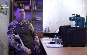 Навчає попри біль: як ветеран на милицях повернувся до роботи