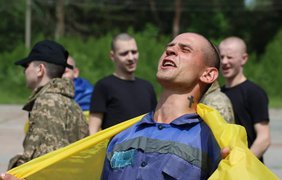 В Україну повернулася перша група полонених до 25 років