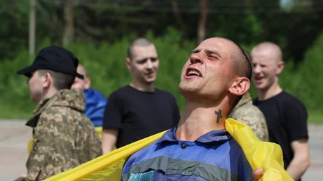 В Україну повернулася перша група полонених до 25 років