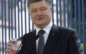 Експерт про скандал з подарунком Порошенка в $1 млн: "Спекулює, що важко допомагати ЗСУ, а сам виводить мільйони з України"