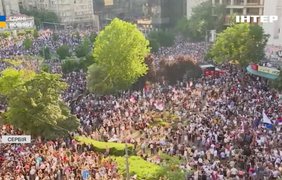 У Сербії з новою силою спалахнули антиурядові протести