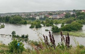 У Львові через зливу затопило вулиці та дороги, подекуди вода сягає 3 метрів