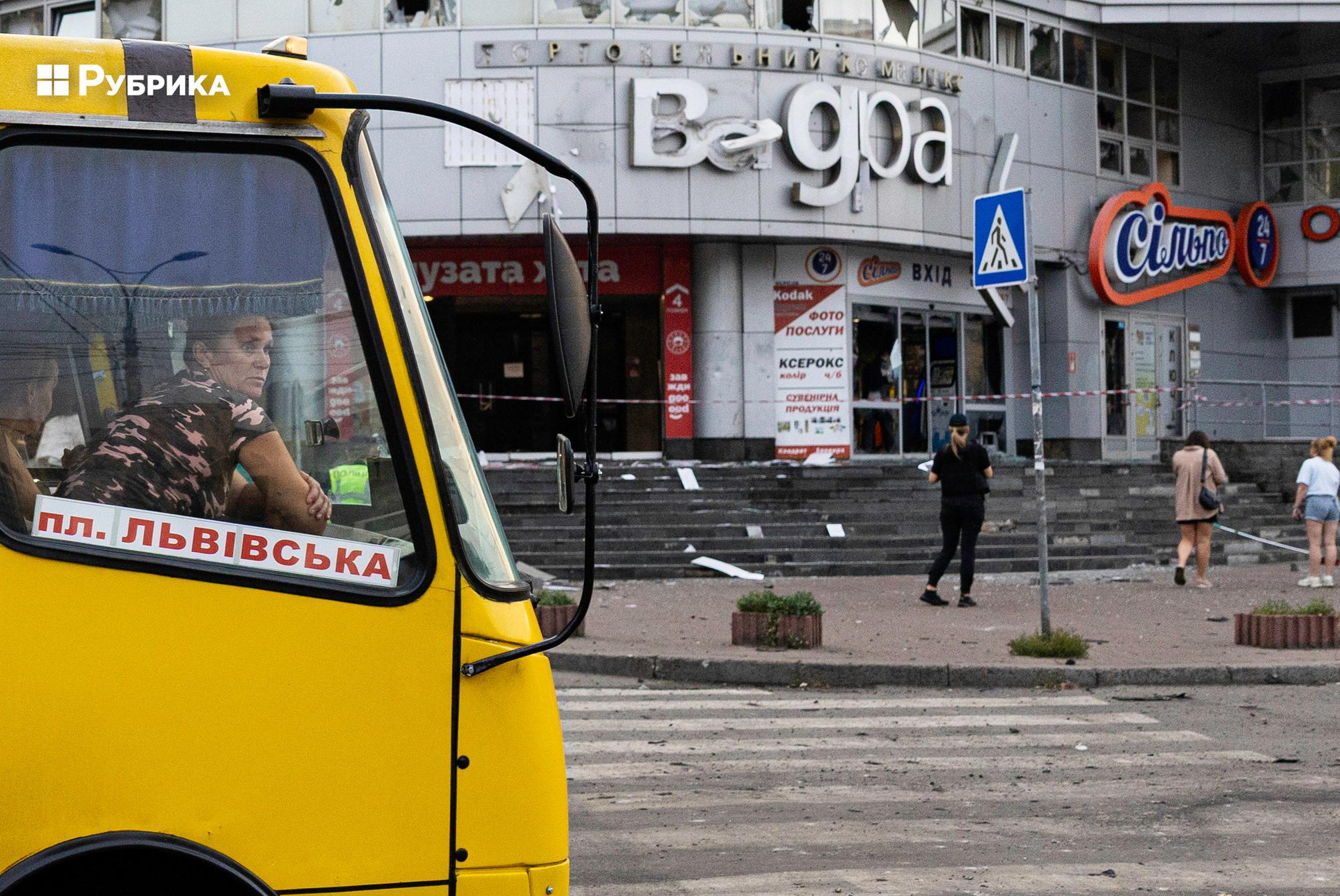 У Києві під час нічної атаки загинула поліцейська, яка охороняла метро у Подільському районі. Про це повідомив глава МВС Ігор Клименко.