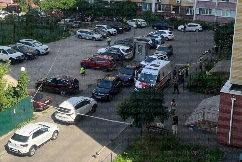 Невідомий підійшов до полковника СБУ Івана Вороніча та здійснив п’ять пострілів із пістолета. Полковник загинув на місці, нападник втік.