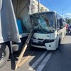 У Києві маршрутка влетіла у вантажівку: серед постраждалих - дитина