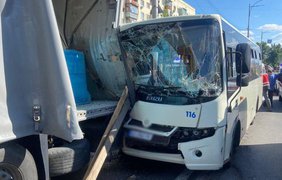 У Києві маршрутка влетіла у вантажівку: серед постраждалих - дитина