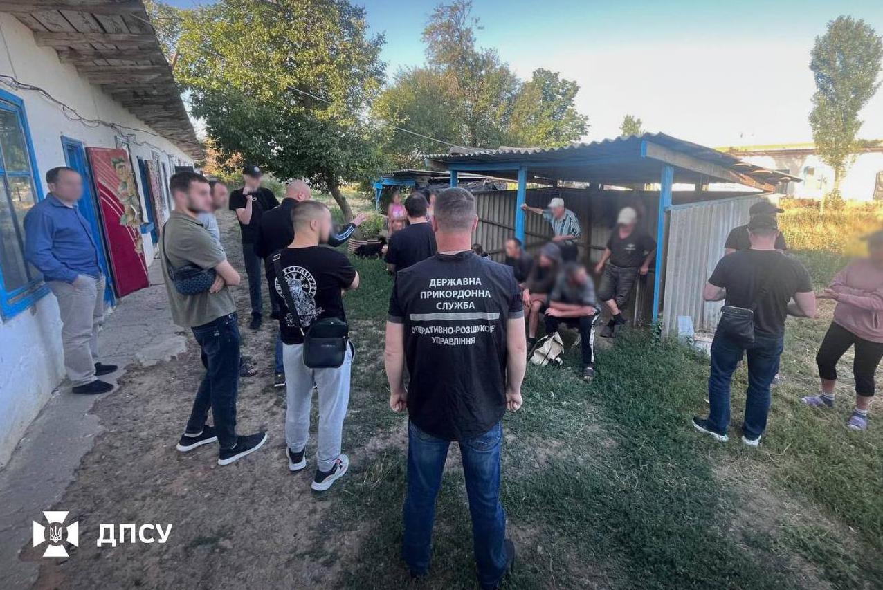 На Одещині викрито мережу торгівлі людьми: жертв вербували під обіцянки кращого життя, а натомість змушували працювати безкоштовно. Серед затриманих - ціла родина.