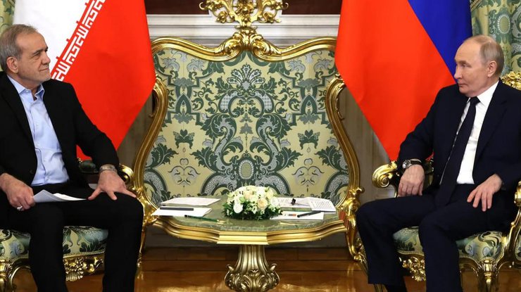 Путін (праворуч) зустрічається з президентом Ірану Масудом Пезешкіаном 