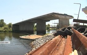 Між сиренами будують міст, зруйнований на початку вторгнення