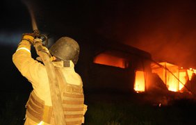 У Миколаєві після влучання горів склад з продуктами