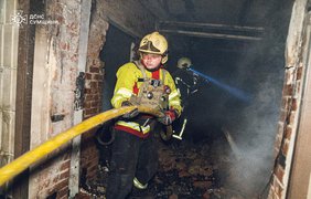 Ворог вдарив по цивільній інфраструктурі у Сумах: вирувала масштабна пожежа