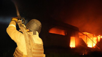 У Миколаєві після влучання горів склад з продуктами