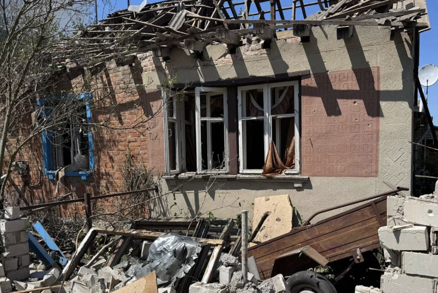 14 липня російські війська здійснили атаку безпілотниками на Златопіль у Харківській області. Внаслідок обстрілу загинула жінка, ще десятеро осіб отримали поранення, серед яких була дитина
