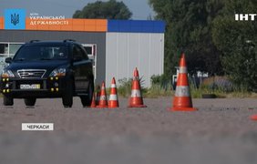 У Черкасах військових та ветеранів вчать контраварійного водіння
