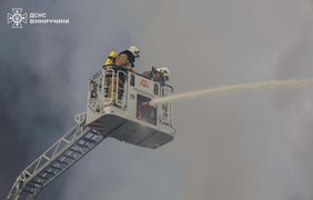 У Вінниці "шахеди" атакували підприємства, вирує пожежа