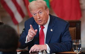 Трампа обстежили лікарі через набряки ніг та синці на руках